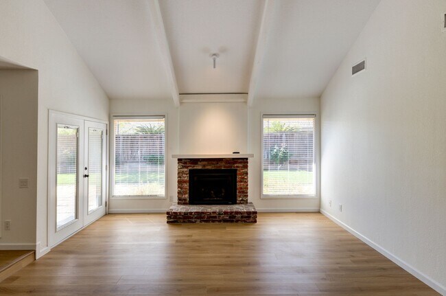 Foto del edificio - 1067 W Sierra Ave