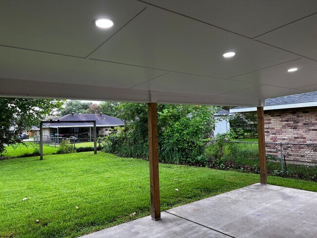 Foto del edificio - 3 Bedroom, 1.5 Bathroom, Brick Home with yard and Storage Building, Covered Porch
