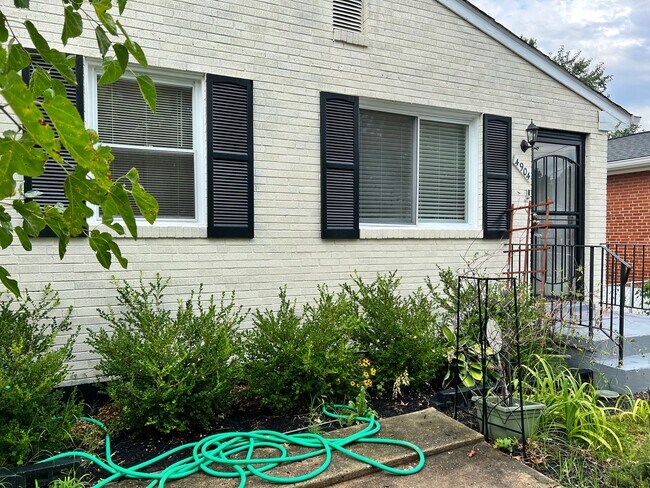 Building Photo - Newly Renovated Lovely 3BR/2 Bath Detached...
