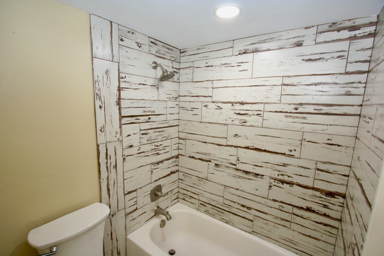 Building Photo - 17331 Red Oak Dr