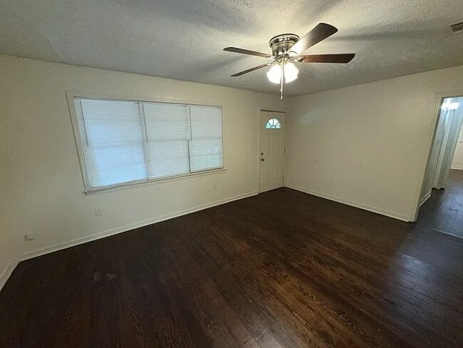 Building Photo - 2615 Hillside Dr