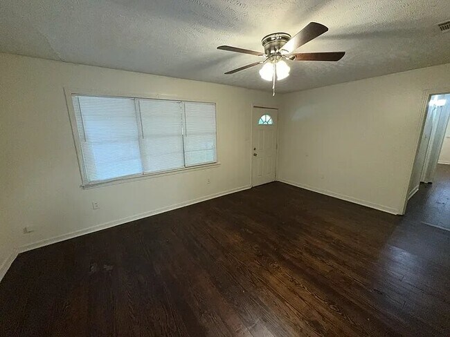 Foto del edificio - 2615 Hillside Dr