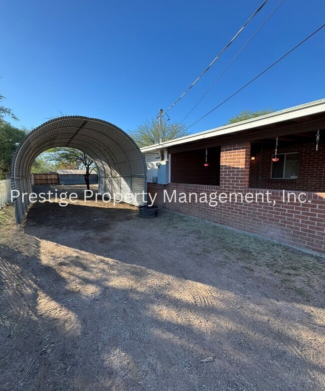 Building Photo - Centrally located 4/2.5 Brick House!!!