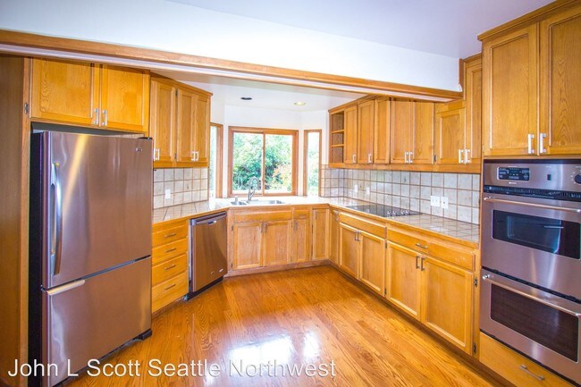 Building Photo - 3 br, 3.5 bath House - 3717 NE 44th St