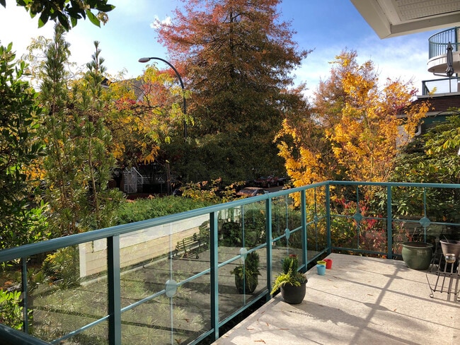 Building Photo - 735 W 15th Ave