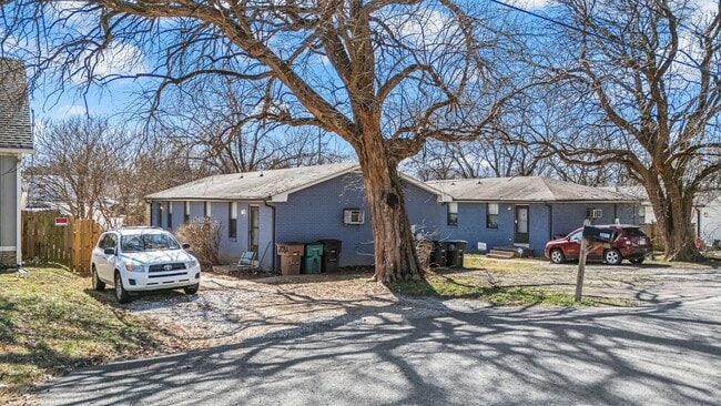 Estacionamiento fuera de la calle - 206 Prince Ave