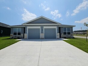 Building Photo - 604 Pacific Crest Trl
