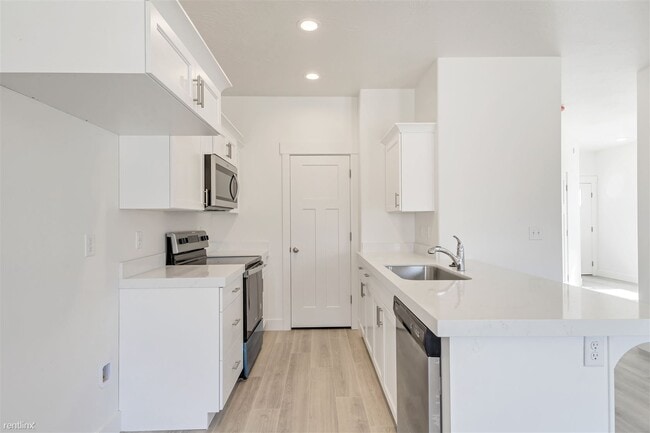 Building Photo - 4 br, 3 bath Townhome - 7081 North Silver ...