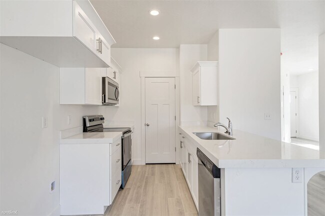 Building Photo - 4 br, 3 bath Townhome - 7095 North Silver ...