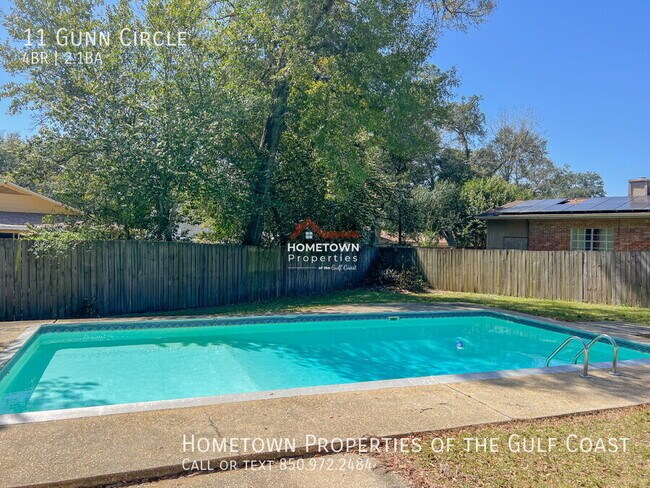 Foto del edificio - Charming 4-Bed Oasis with Pool Near Pensac...