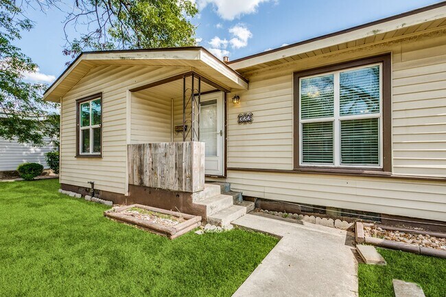 Building Photo - 322 Byrnes Dr