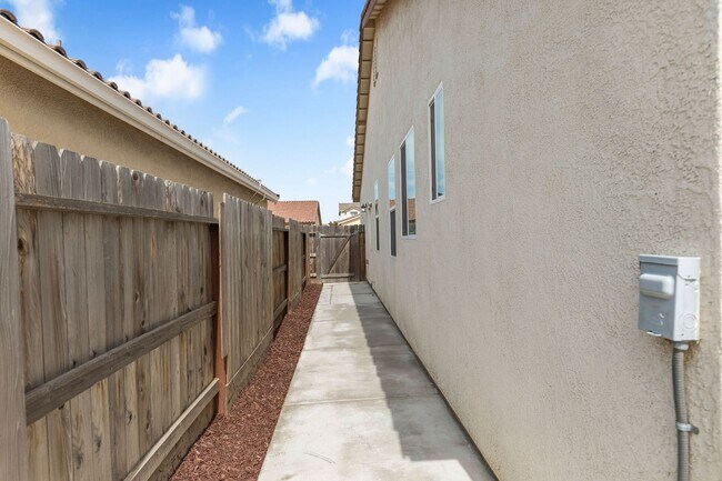 Foto del edificio - Modern 3-Bedroom Home for Rent in North Me...