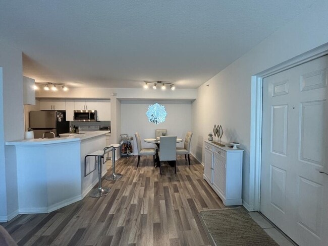 Building Photo - 713 Villa Cir