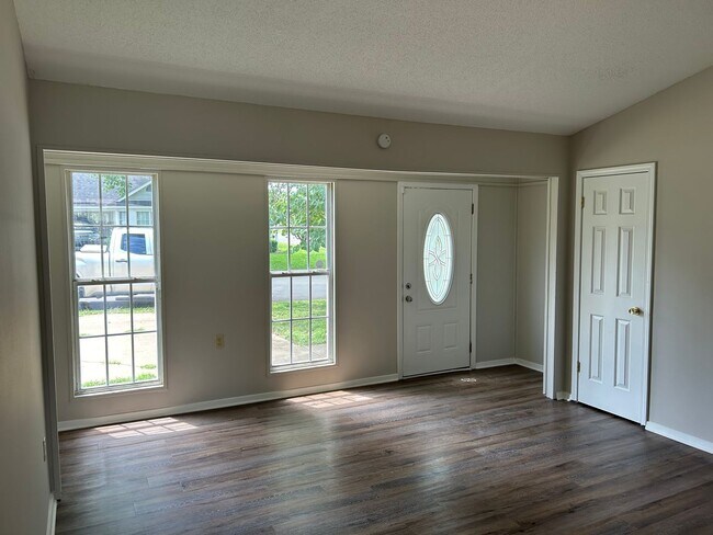 Building Photo - 3434 Laurelwood Dr
