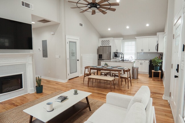 Foto del edificio - 733 Bonnie Brae Ave SW