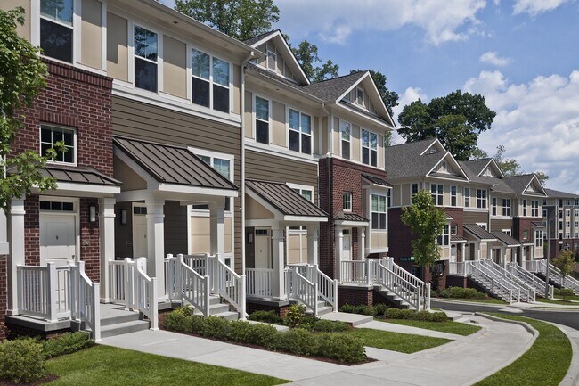 Casas adosadas de dos habitaciones, con casas selectas que cuentan con una sala adicional o un tercer dormitorio - Marshall Park Apartments + Townhomes