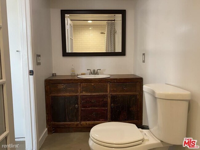 Foto del edificio - 1 br, 2 bath Condo - 100 S Venice Blvd Apt 14