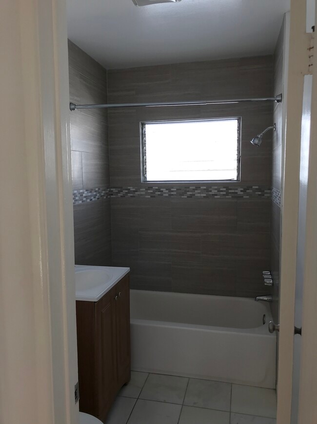 Building Photo - 940 S Venice Blvd