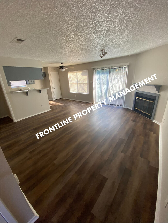 Building Photo - Clean, UPDATED Move In READY- Duplex