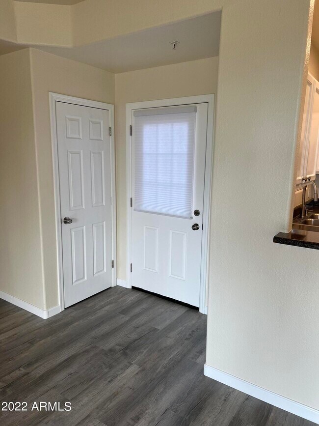 Foto del edificio - 1633 E Lakeside Dr