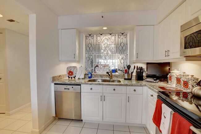 Building Photo - 14095 Royal Vista Dr