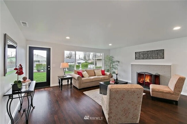 Building Photo - South Beacon Hill - Updated 3 Bedroom / 2 ...
