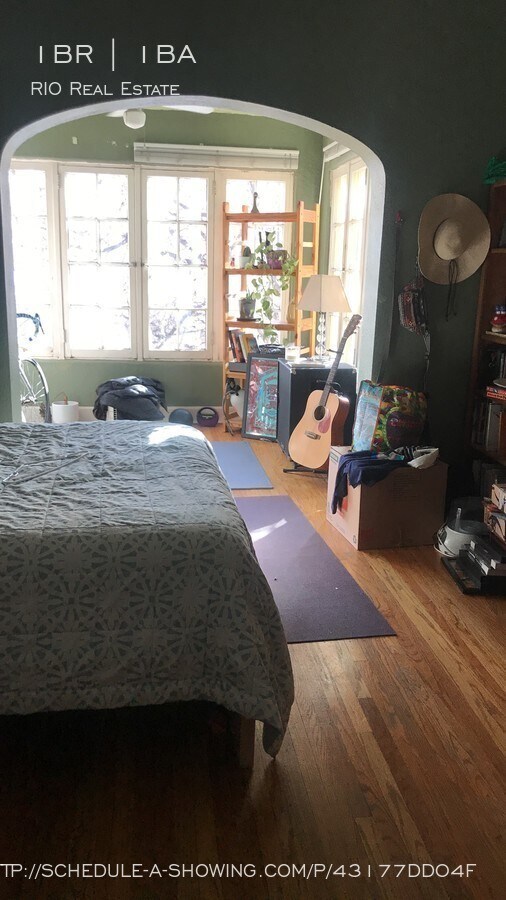 Foto del edificio - Huge, Spacious 1 Bedroom in Vintage Building!