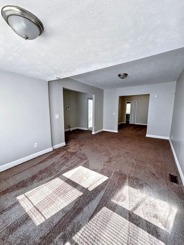 Building Photo - 9809 Raymond Ave