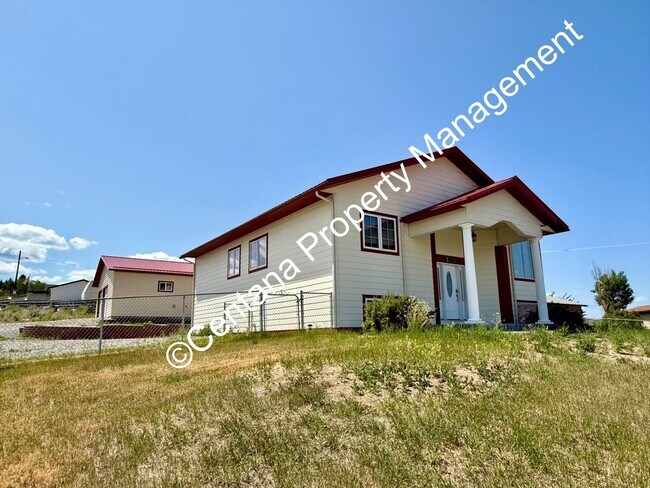 Foto del edificio - Beautiful home on the outskirts of town!