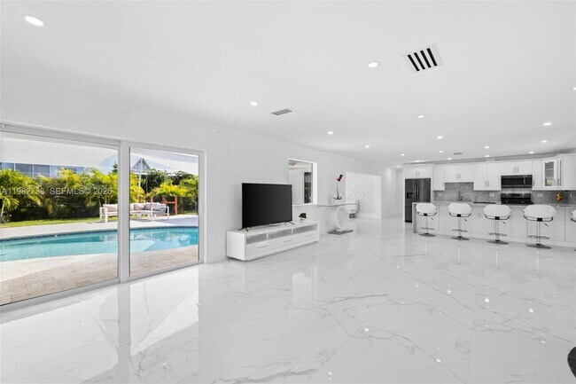 Building Photo - 2816 NE 35th St