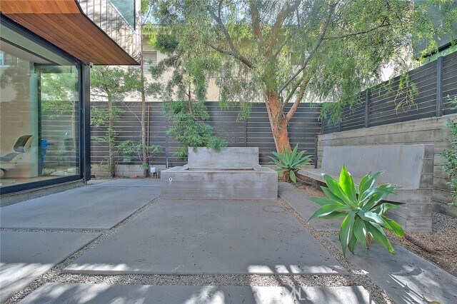 Foto del edificio - 1825 N Kenmore Ave