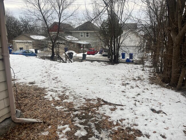 Building Photo - 690 York Ave