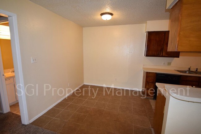 Building Photo - 2 Bed 2 Bath DUPLEX Ready for Move in