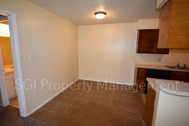 Foto del edificio - 2 Bed 2 Bath DUPLEX Ready for Move in