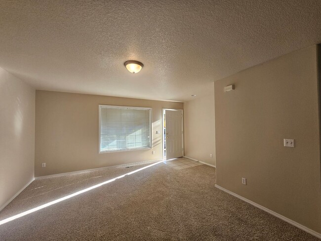 Building Photo - Beautiful 3 Bed 2.5 Townhome with 2 Car Ga...