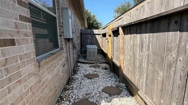 Foto del edificio - 15110 Sierra Ridge Dr