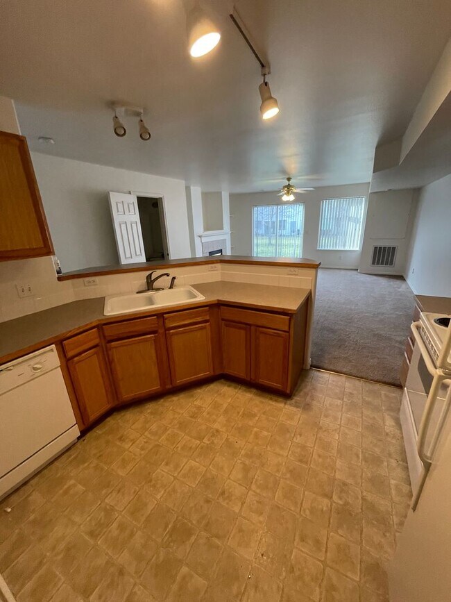 Foto del edificio - Darling 3 Bed, 1.5 Bath Triplex w/ Garage ...