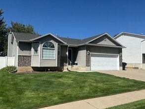 Building Photo - 428 Creekside Way
