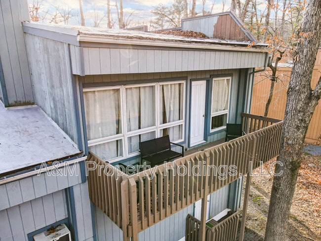 Building Photo - 3120 Greenbriar Dr