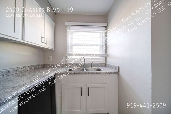 Foto del edificio - 2429 Charles Blvd