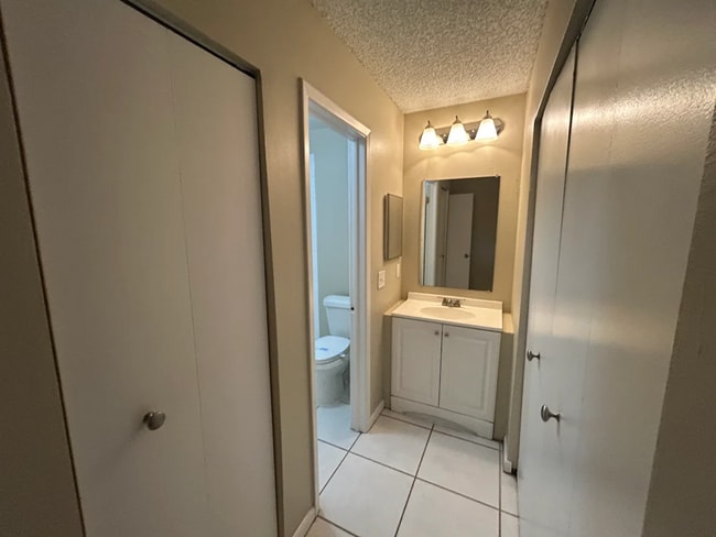 Foto del edificio - 233 Regal Park Dr