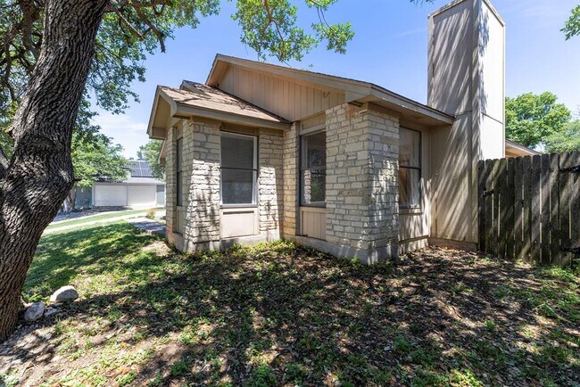 Foto del edificio - 8302 Spring Valley Dr