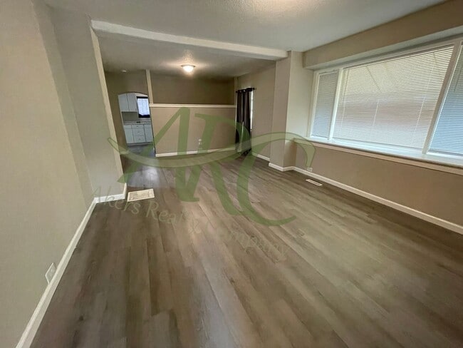 Foto del edificio - 1640 E Orman Ave
