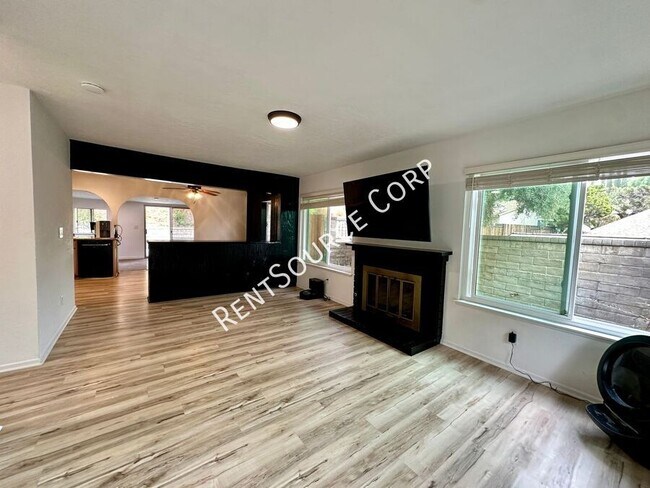 Building Photo - 3 Bedroom Single Story Pool Home for Lease...