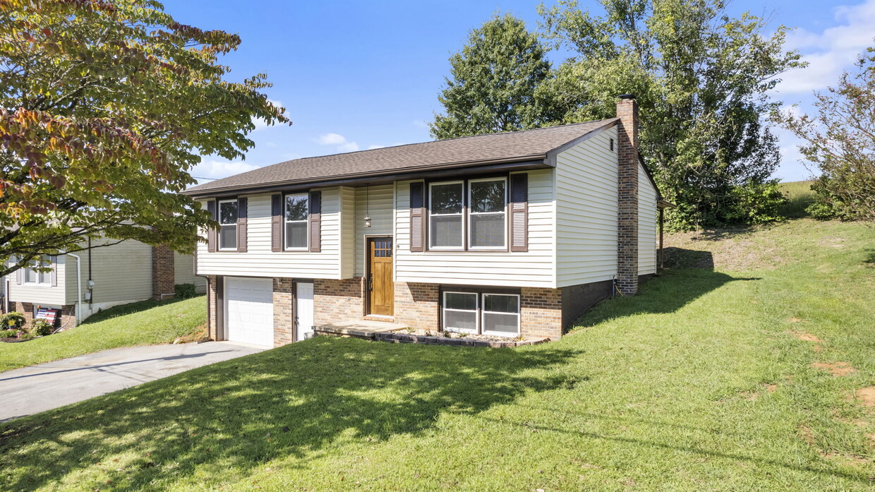 Primary Photo - 1060 Okrina Dr