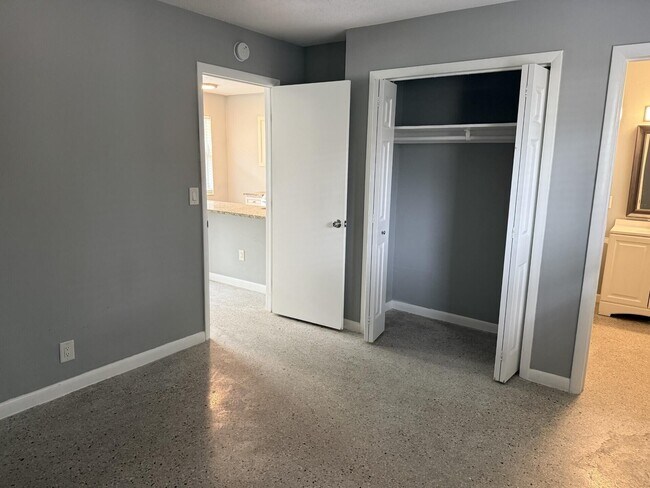 Building Photo - 1118 N H St