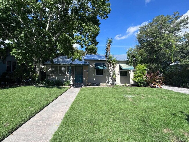 Foto del edificio - Charming 1946 Downtown Melbourne Bungalow — Renovated & Walkable to Everything!