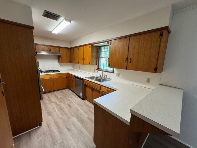 Building Photo - Rare 5 Bedroom Home in South Bossier