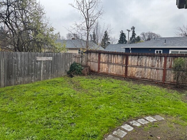 Foto del edificio - FRESHLY UPDATED 3 BEDROOM/ 1 BATH HOME - COMING SOON!!