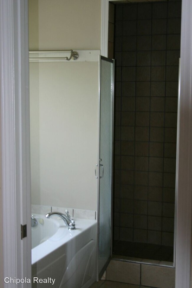 Building Photo - 3 br, 2 bath House - 975 Haywood Dr